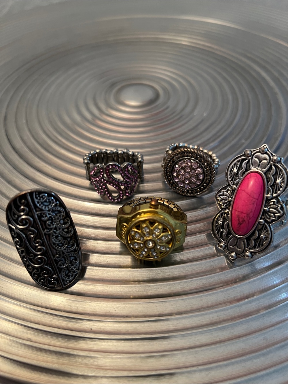 Stretch rings- 5 fashion stretch rings
Silver tone and Gold tone.
